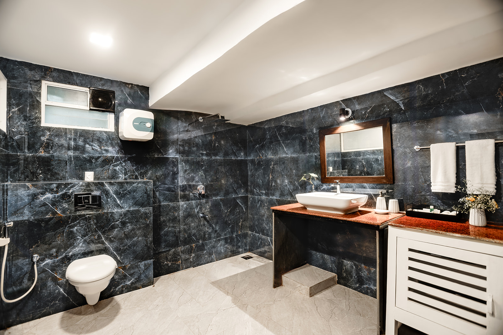 Marble bathroom in the Grand Family Suite