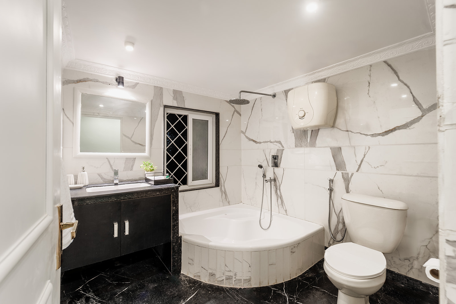 Marble bathroom in the Grand Sea View Room
