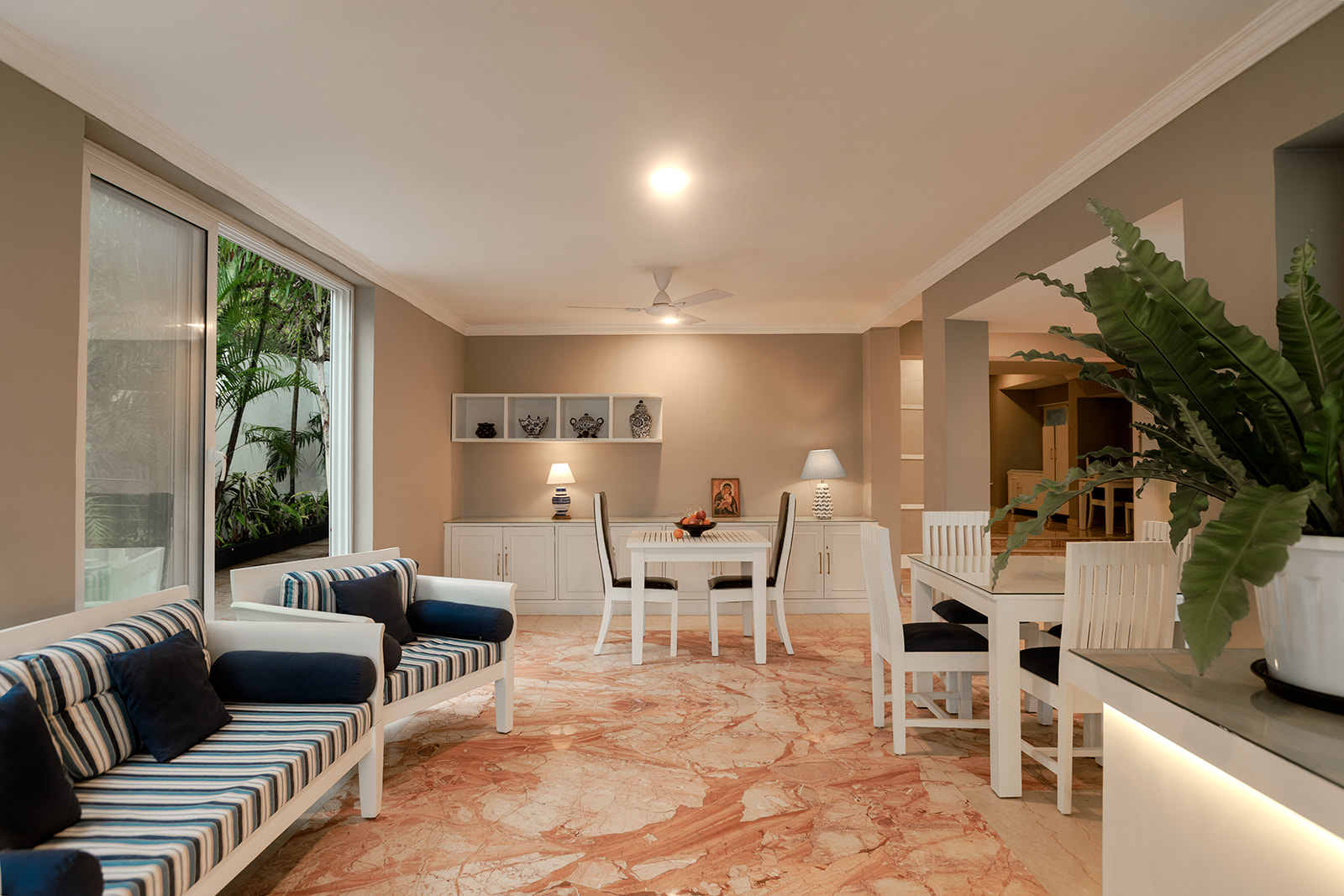 OceanSuite lobby lounge