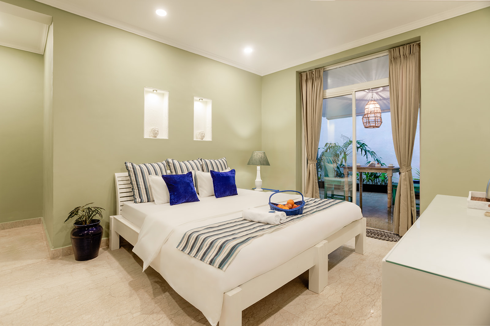 Spacious Double Deluxe Bedroom at OceanSuite